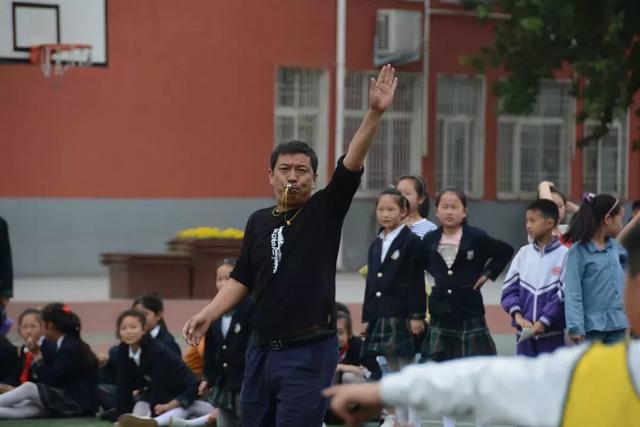 信阳市第一实验小学举行第三届校长杯足球赛