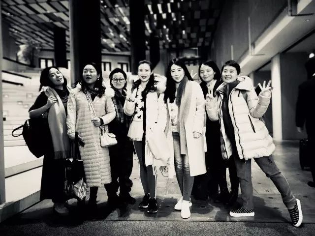 7个闺蜜在稻田里爆改了个“玻璃盒子”，只为兑现养老之约，却意外走红