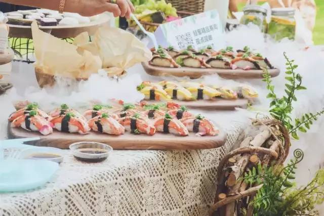 7个闺蜜在稻田里爆改了个“玻璃盒子”，只为兑现养老之约，却意外走红