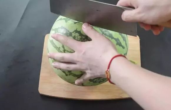 挑西瓜的小妙招你学会了吗,挑西瓜最甜的方法