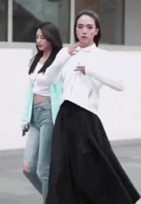 街拍搞笑迷惑行为,揭秘女生拍照的迷惑行为