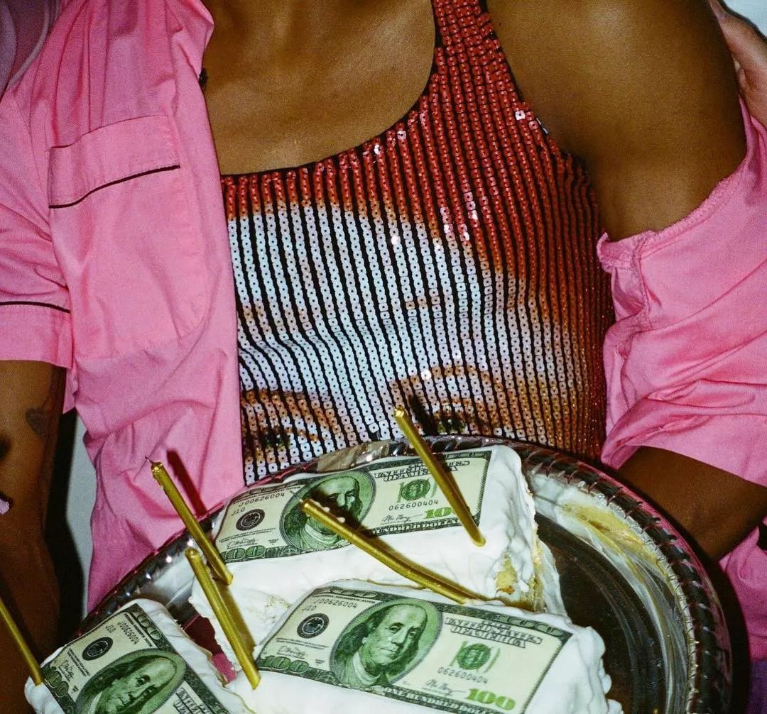 他们与买鞋欲望对抗时,资金转移、互设密码、攒钱冲Ye等招数都失败了