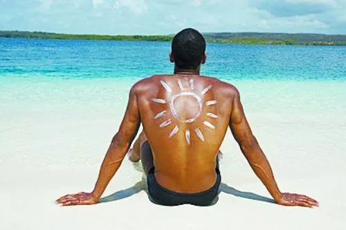 暴晒一天竟变白了?!这款男人最爱的“隐身”黑科技,防晒护肤一瓶搞定,让你秒变小鲜肉