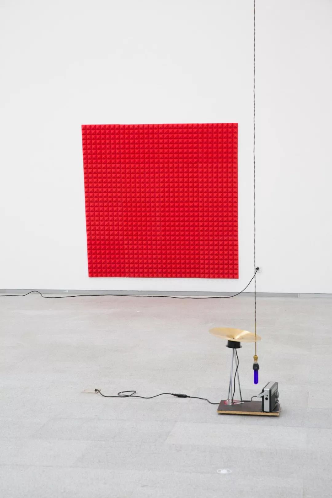 穿梭在四方50赫兹营造的声音环境中，哈龙·米尔扎在中国探讨“复制品”和“挪用”的意义