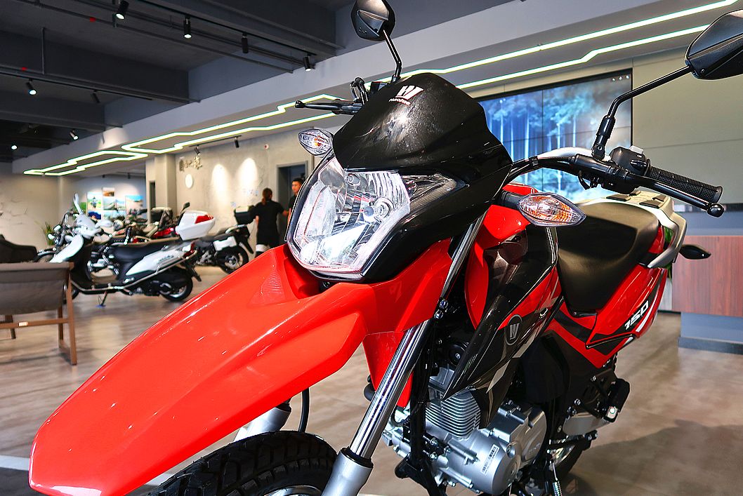 nk150豪爵对比阿普利亚terra150,到店新车视频