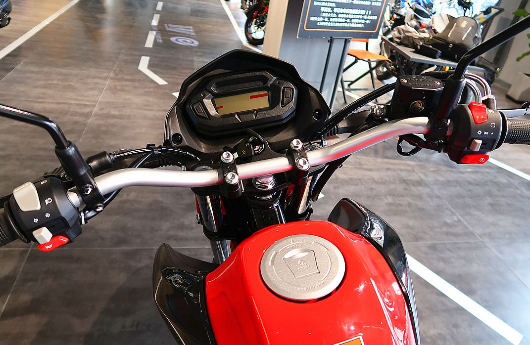 nk150豪爵对比阿普利亚terra150,到店新车视频