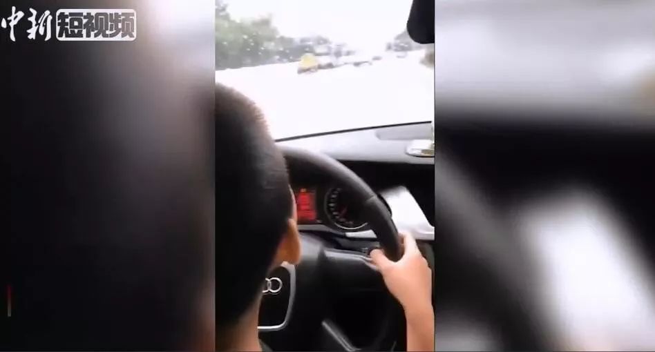 7岁男孩开奥迪上路视频,亲生父亲让7岁儿子开奥迪上路