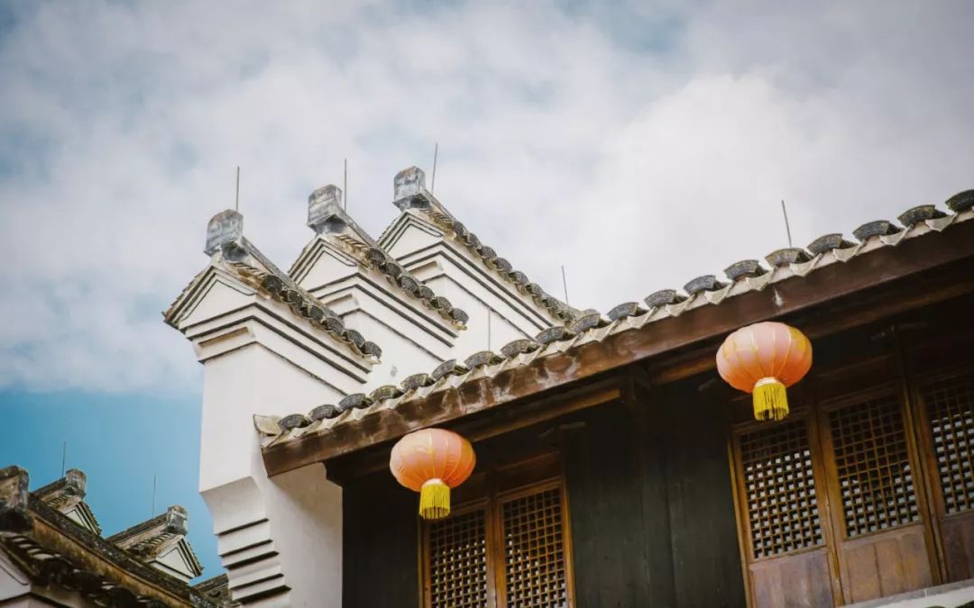 这座跟着周杰伦空降热搜的杨梅味小城，休渔期也能让你吃得满嘴鲜