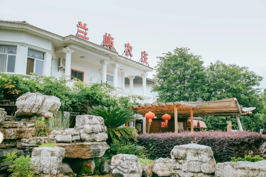 这座跟着周杰伦空降热搜的杨梅味小城,休渔期也能让你吃得满嘴鲜