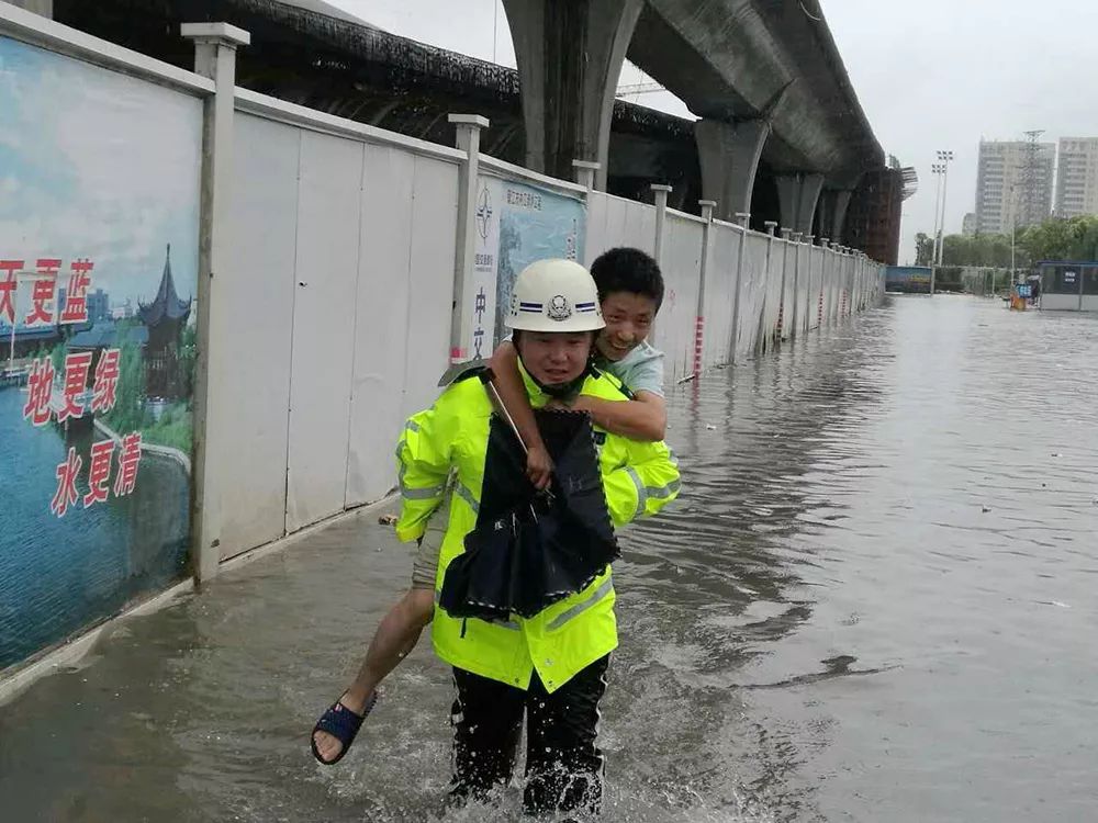 来PK！用一种水果形容警察，你的答案是……