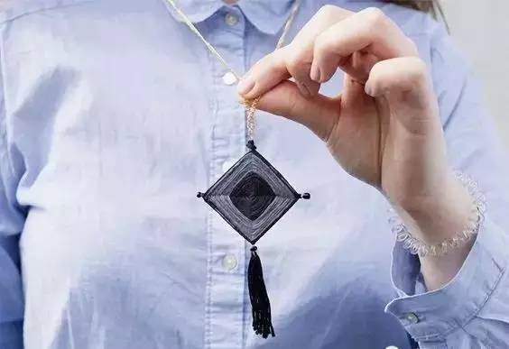 她用牙签搭了个十字，缠上几根毛线，竟也可以美成这样