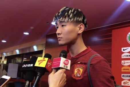 韦世豪脏辫王大雷摸头,韦世豪脏辫动作花里胡哨