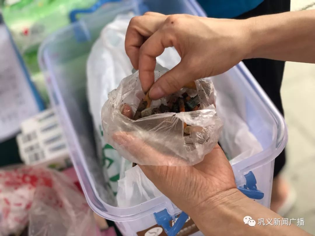 是真的！巩义街头捡烟头可以兑换文具、香皂、冰糕