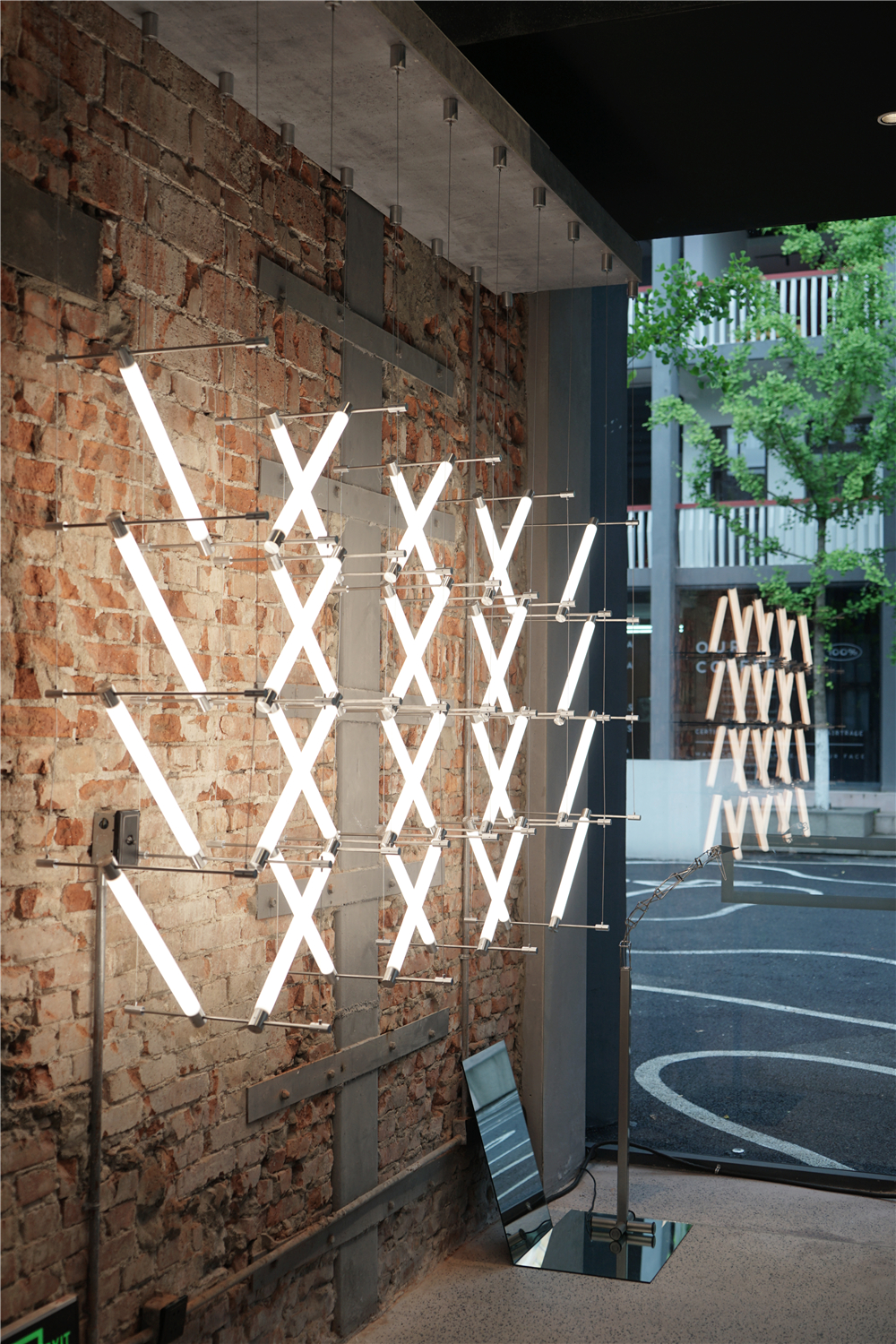 他从“马扎”中获得灵感，设计的灯具从米兰火到杭州……