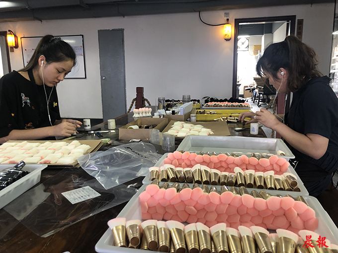 她两天卖的化妆刷能绕地球一圈