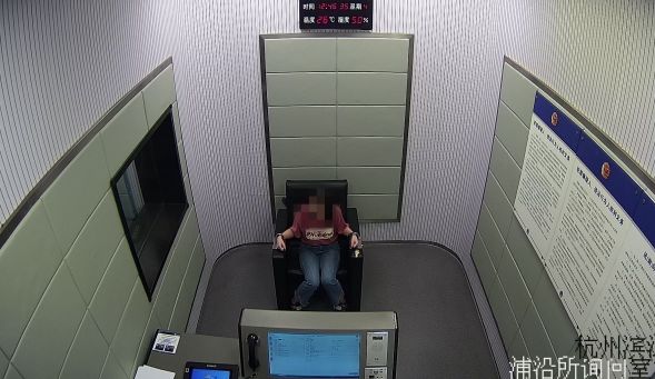 心态炸了！被奔驰宝马夹住3小时后，姑娘愤而在俩车上划了十几个字母