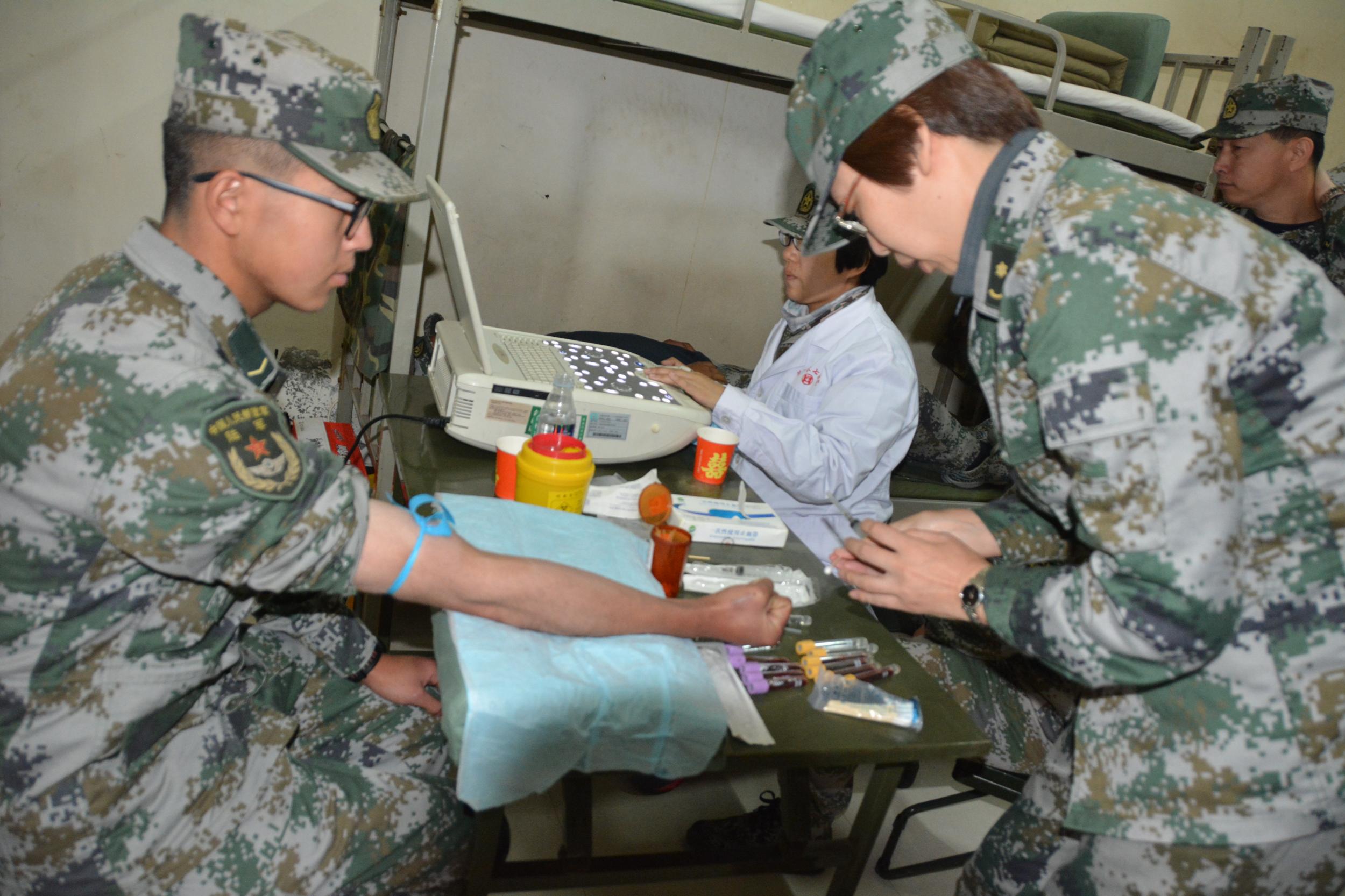 解放军第970医院医疗队三上高原巡诊巴塘骑兵连