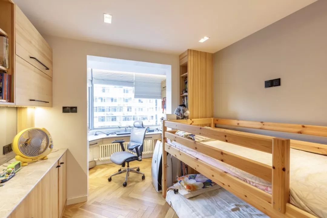 阳台很大要不要装窗帘,阳台太大能装铝合金窗吗