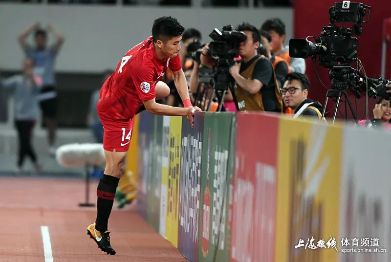 李圣龙绝杀上港夺冠视频,上港球员李圣龙