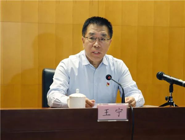 讲政治敢担当作表率党课讲稿,讲政治强担当做贡献