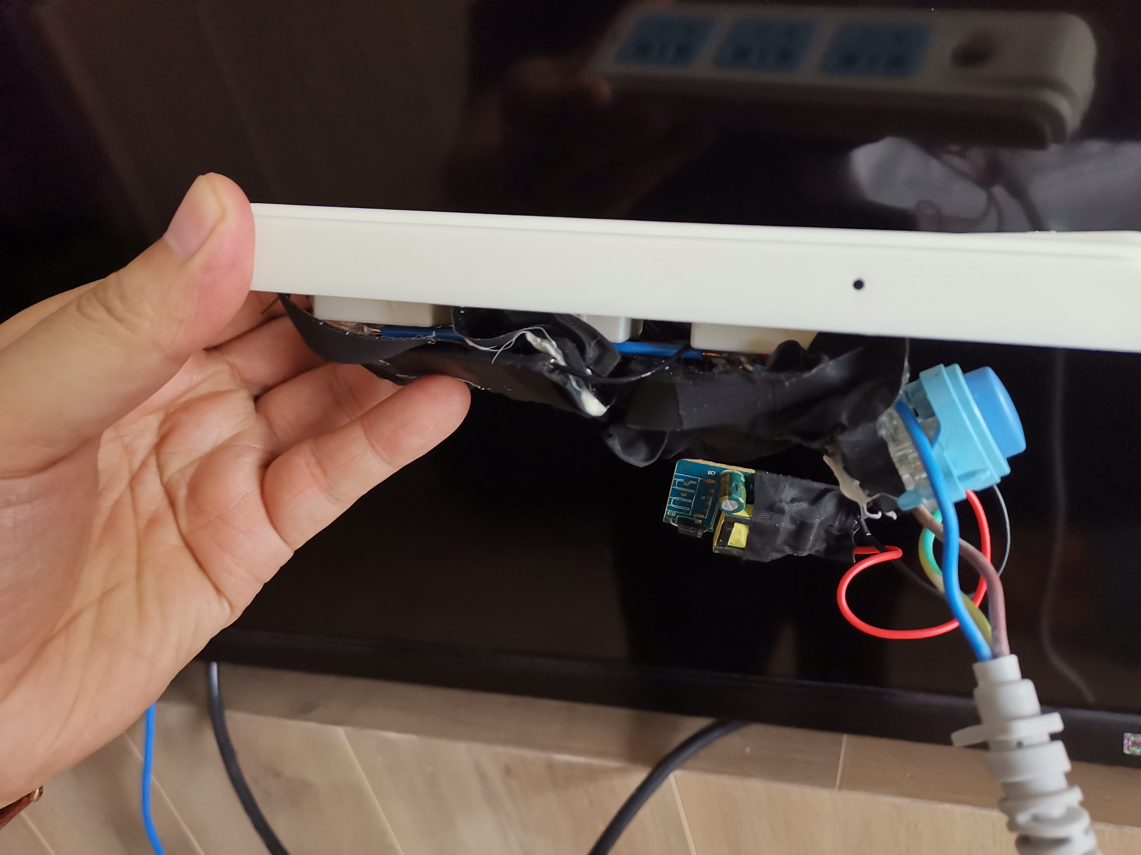 洛阳一酒店客房发现针孔摄像头，拆开后有16G内存卡