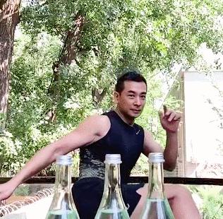 瓶盖挑战欧阳靖,赵文卓挑战3瓶盖的难度