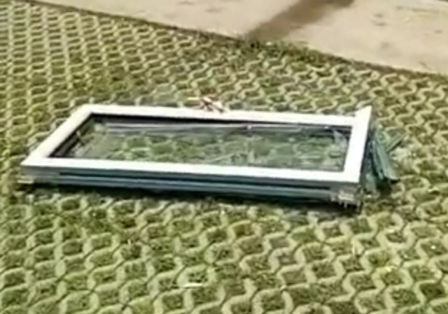 惊险！日照一小区楼上多次掉窗户！高空坠物如何治？