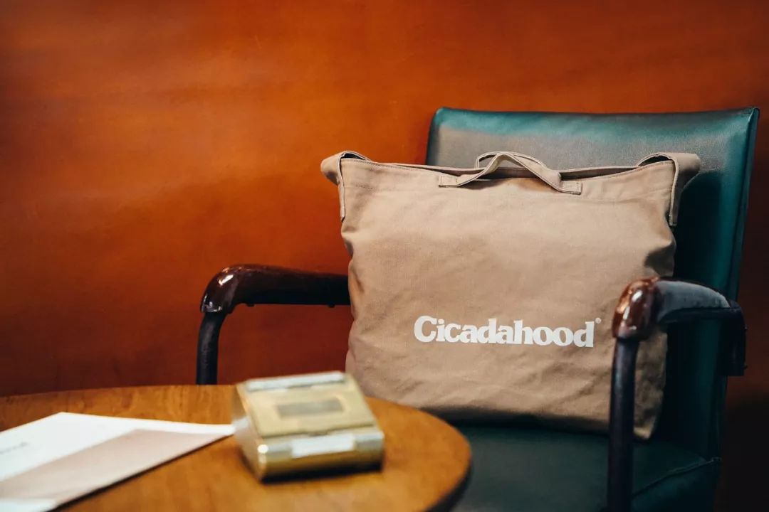 透支信用卡的女孩子,透支买奢侈品的女人