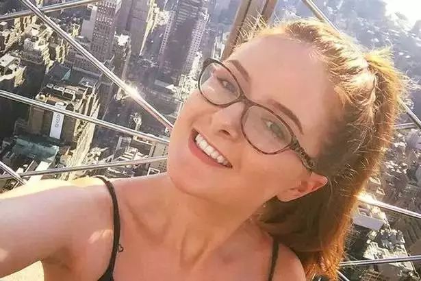 戴隐形眼镜眼睛长虫有什么症状,戴隐形眼镜把眼角膜磨坏了