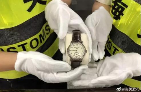 275万的百达翡丽戴手上,包装盒藏行李箱,游客“智闯”海关,结果……