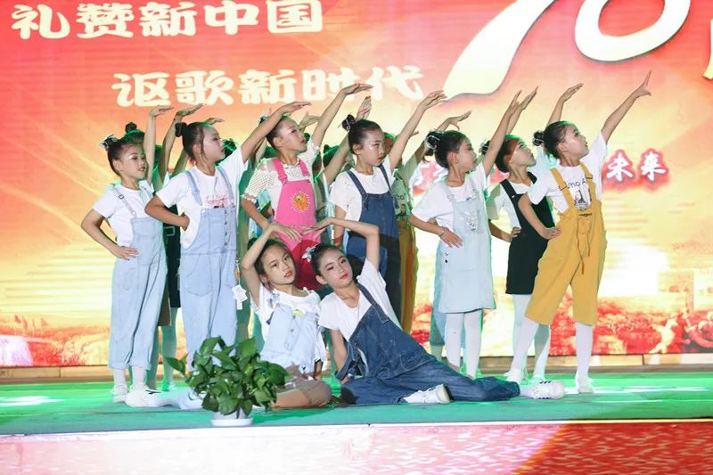 辉煌70载，娃娃送华章——我区举行喜迎建国七十周年消夏晚会