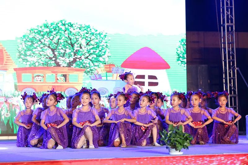 辉煌70载，娃娃送华章——我区举行喜迎建国七十周年消夏晚会