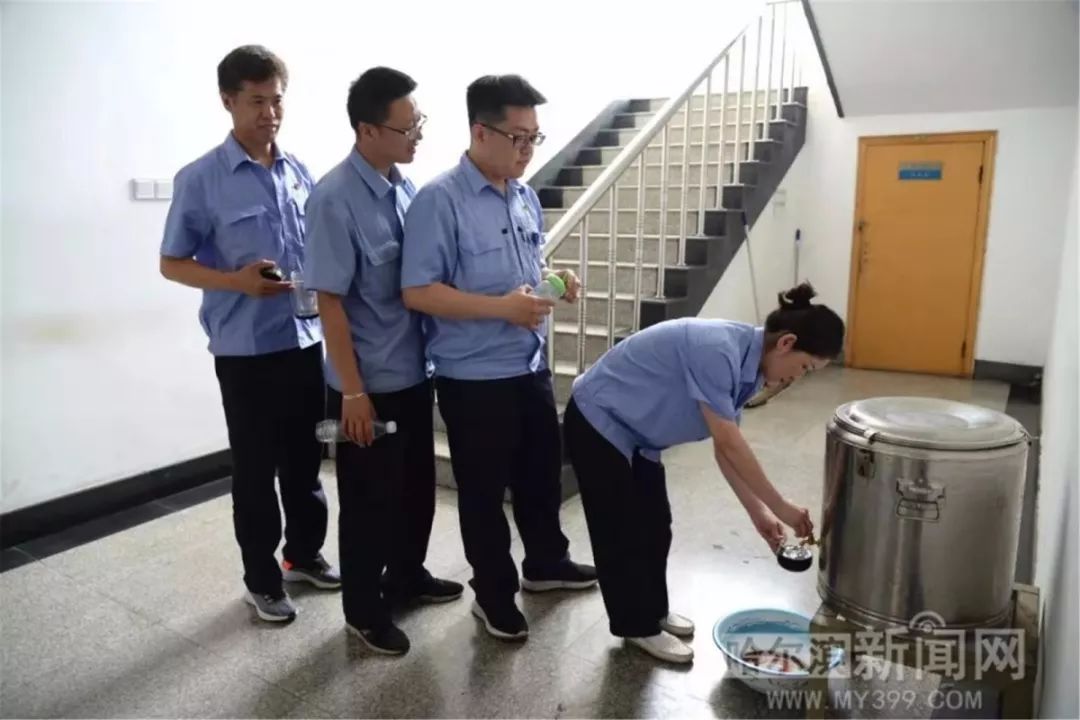 他们在高温的天气下仍然坚守岗位,他们的夏天完整版