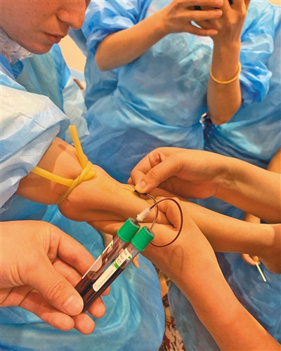 男记者*底卧**微整形速成班：开课首日就让学员互相扎针练习