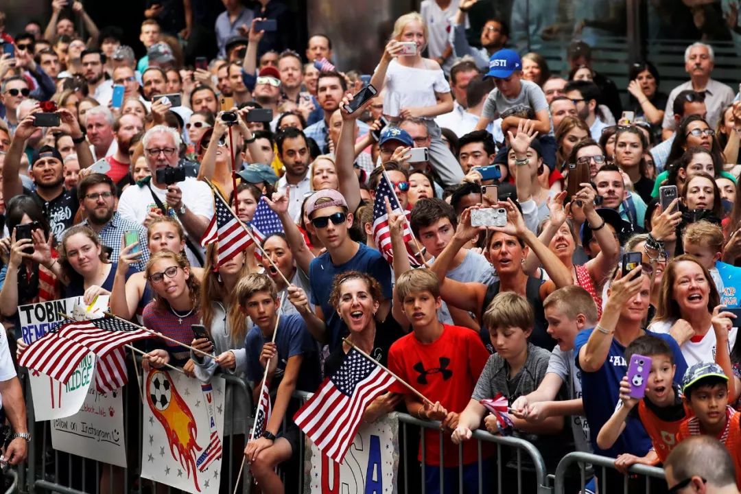 比起世界杯冠军,她们更希望获得和男人一样的权利