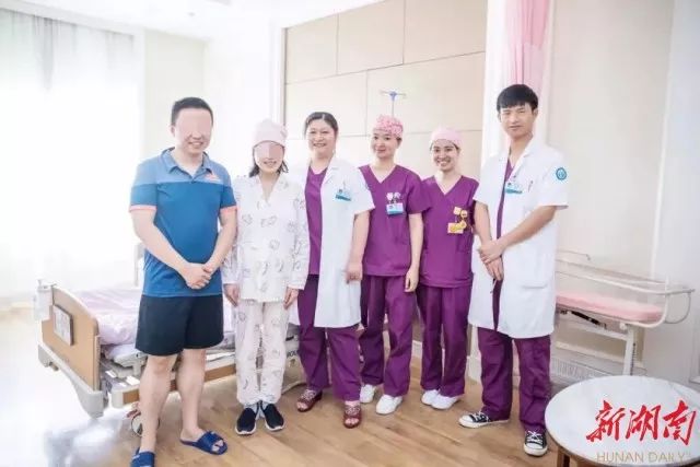 她这一长跪，托举起了新生命……