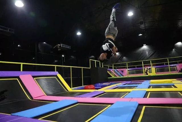 小孩游乐场网红秋千折断颈椎,18岁女孩玩蹦床摔倒瘫痪