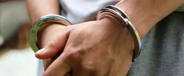 男子做痔疮检查碰到大学同学,男人去医院强行检查痔疮