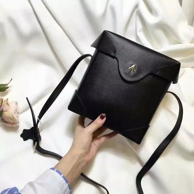 刘雯斜挎休闲包,今年流行的刘雯同款包