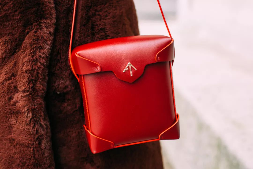 刘雯斜挎休闲包,今年流行的刘雯同款包