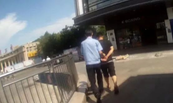 男子偷女士裙子被警察抓,专偷女性贴身衣物中年男子被抓获