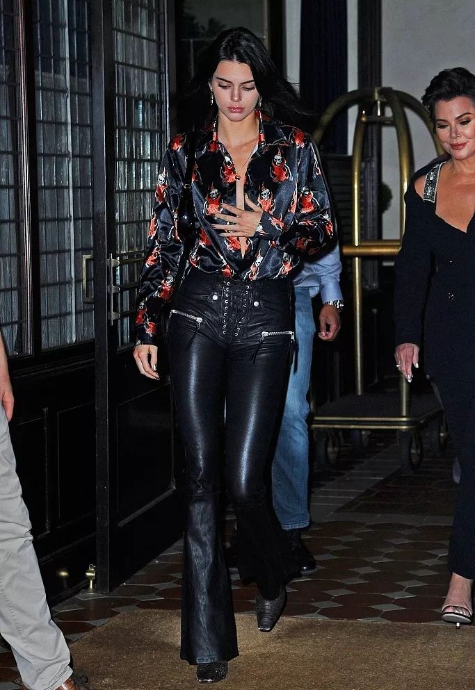 刘雯斜挎休闲包,今年流行的刘雯同款包