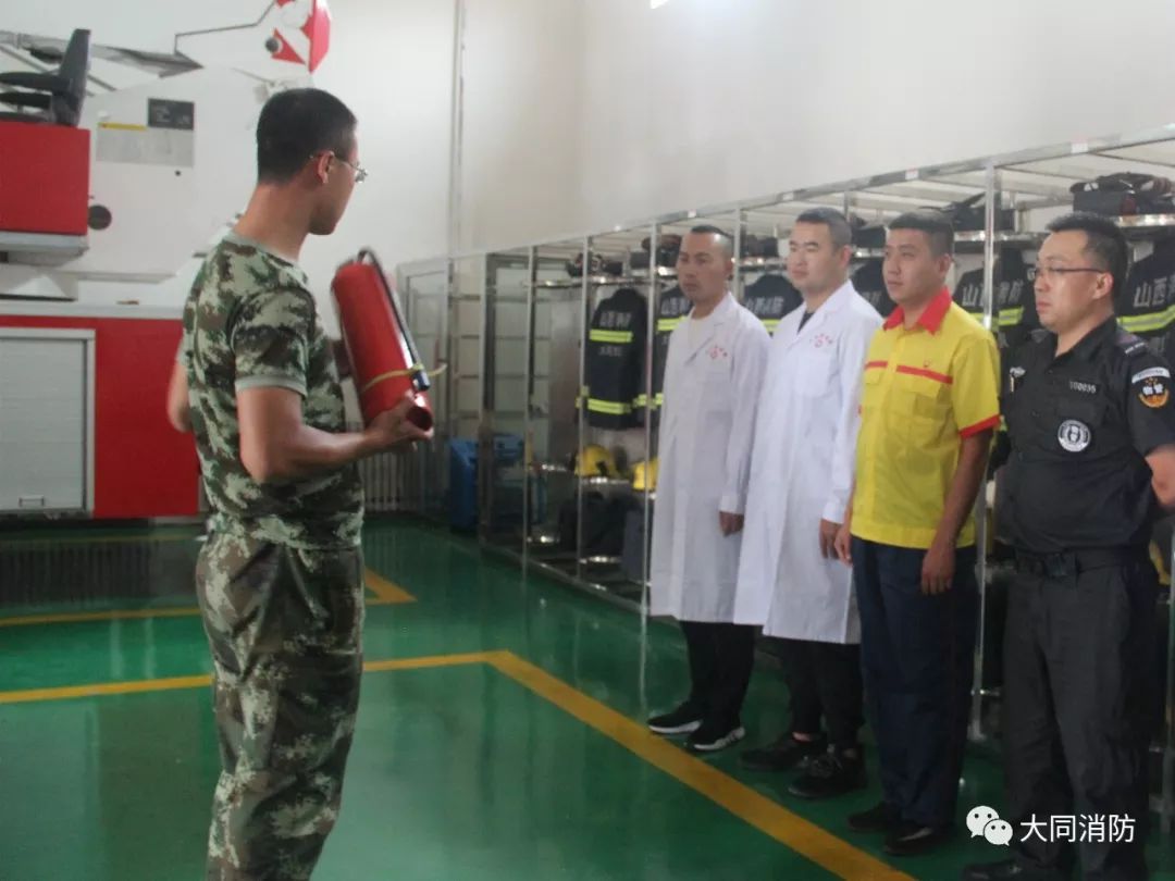 消防员干粉灭火器的使用步骤,消防员灭火器的正确使用方法