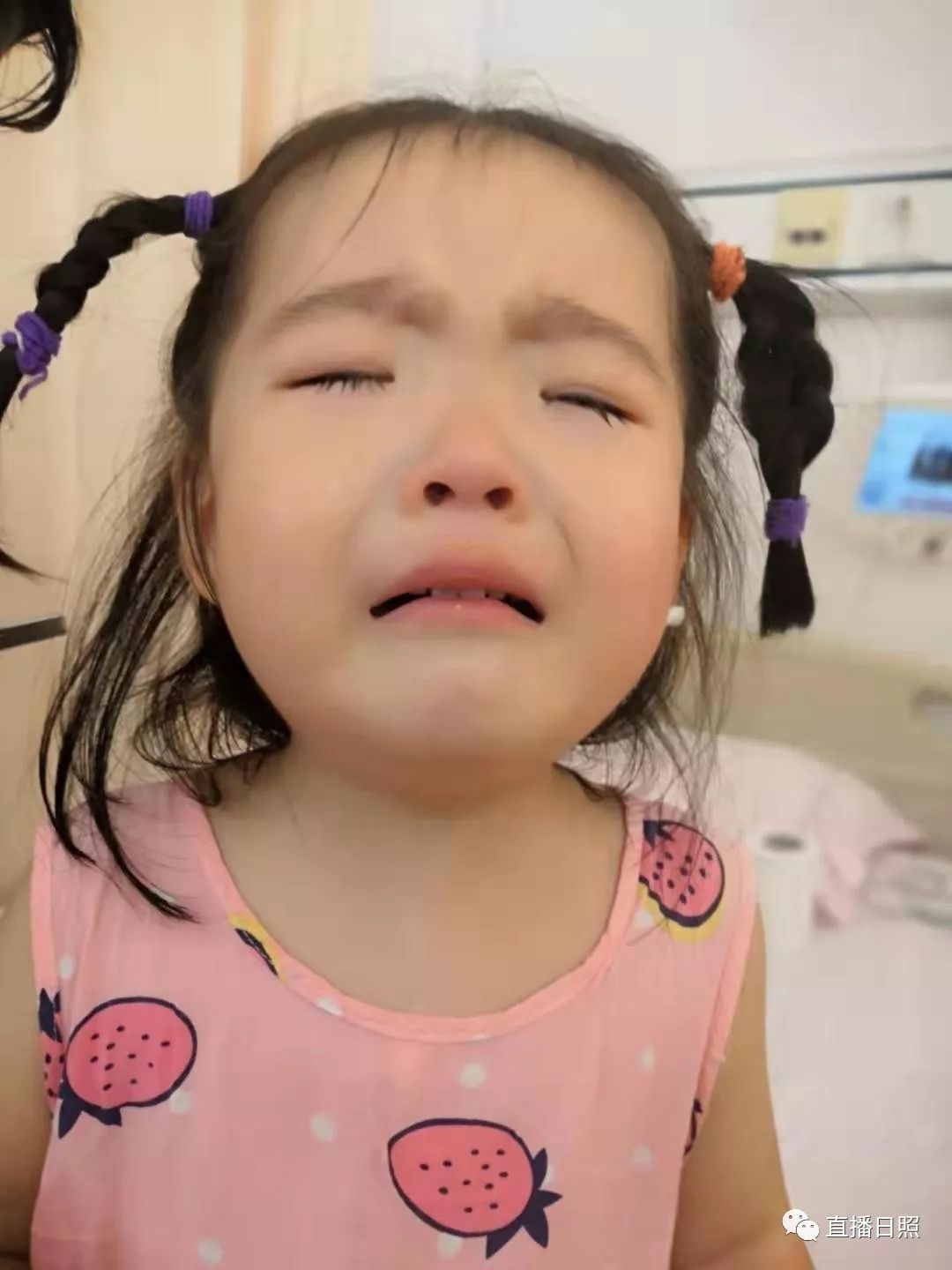 两岁宝宝腿磕青了,2岁宝宝腿磕了一下走路一瘸一拐