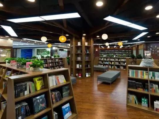 都上央视了！大学校园书店怎么突然这么火？