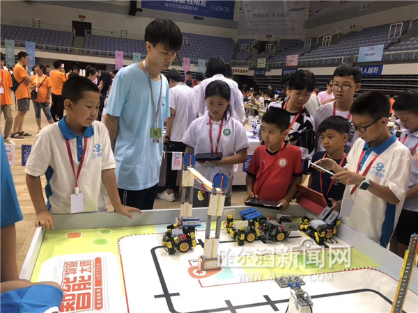 玩足球的机器人,绿茵小将机器人