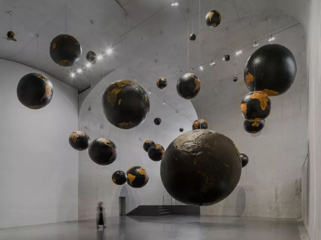 叛逆不羁的夜店咖，如何创造艺术市场奇迹？