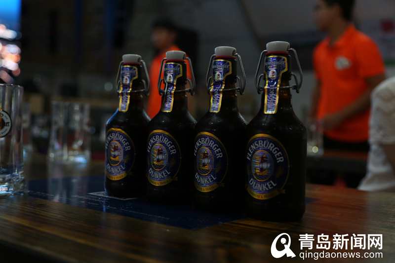 色泽金黄清新诱人,色泽微黄的酒