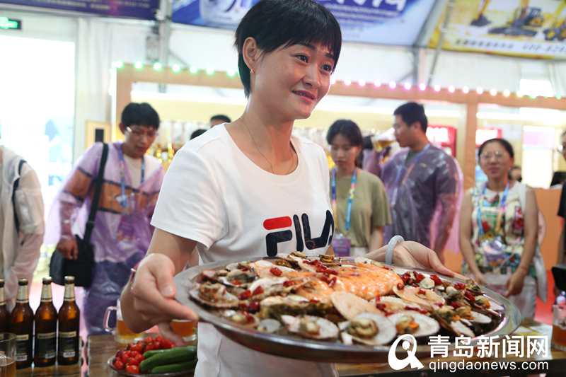 色泽金黄清新诱人,色泽微黄的酒