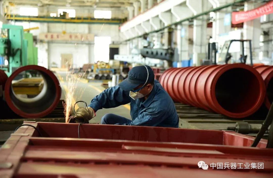 战高温电力工人头顶烈日带电作业,战高温迎考验